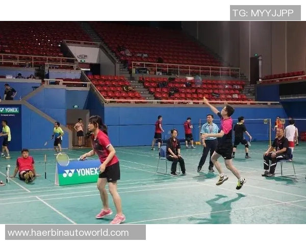 上海羽毛球队在邀请赛中以77分稳居积分榜首位展现强劲实力